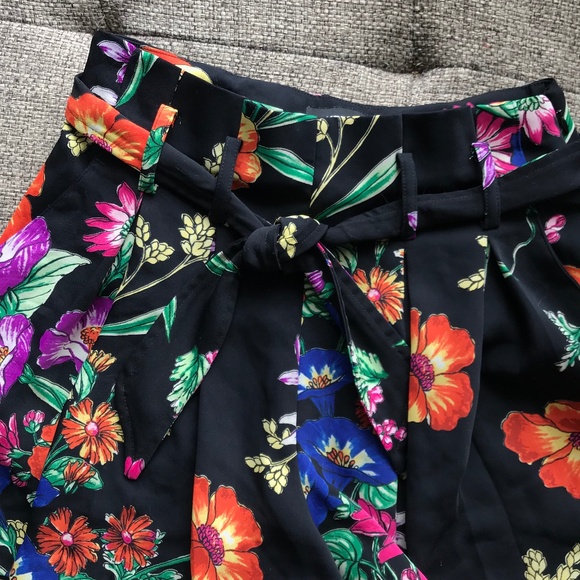 Express Shortie Extreme High Rise Black Floral Shorts NWT - Picture 2 of 7
